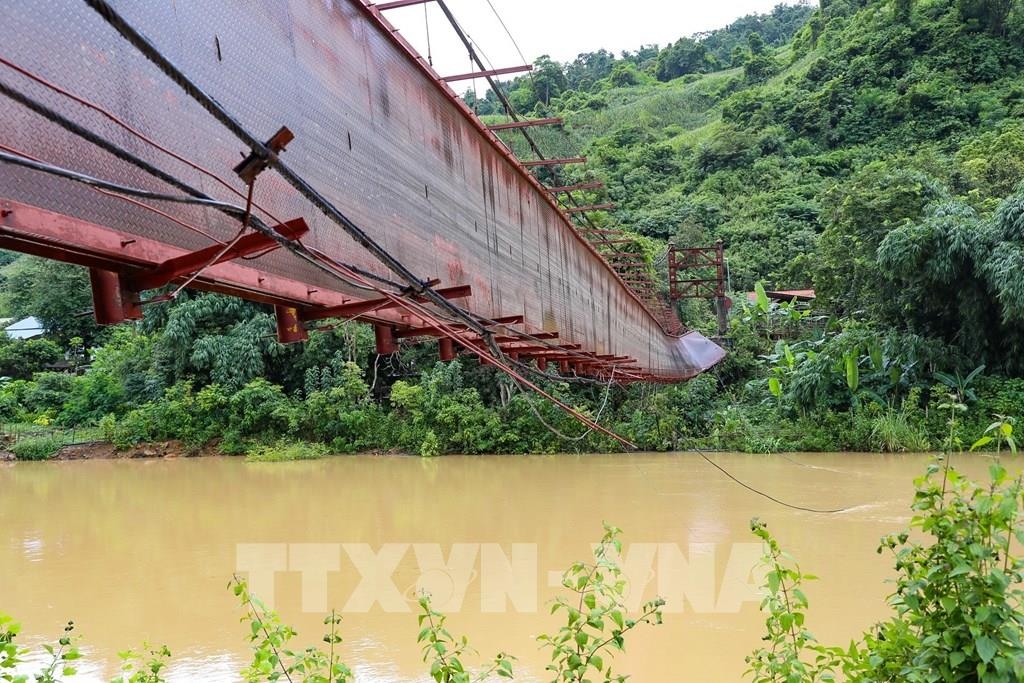 Đứt dây văng cầu treo ở Điện Biên, 1 ô tô và 1 xe máy rơi xuống sông